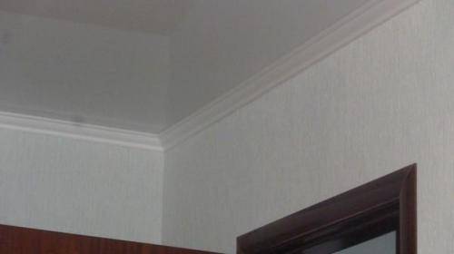 Как клеить плинтуса на натяжной потолок - фото