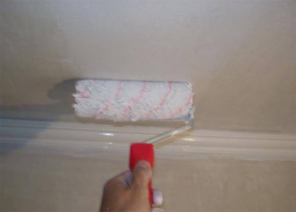 Как правильно красить потолок валиком: секреты окрашивания - фото