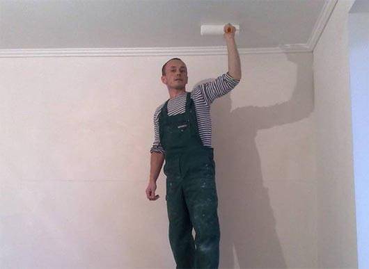 Как правильно покрасить потолок: важные нюансы - фото