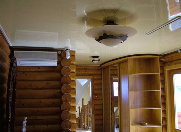 Натяжной потолок в деревянном доме: идеи дизайна - фото