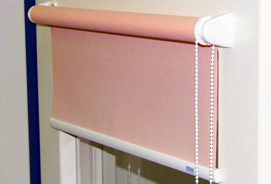 Уход за рулонными шторами в домашних условиях - фото
