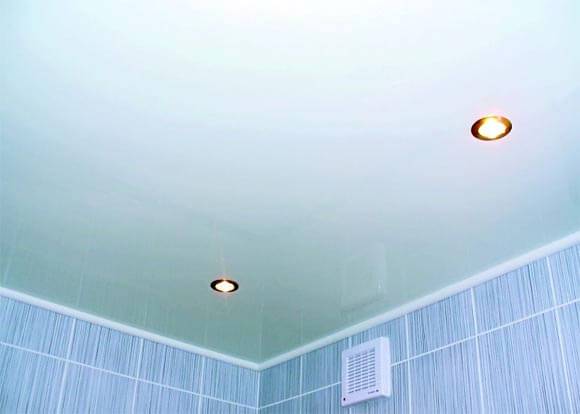 Какой потолок в ванной лучше: делаем выбор - фото