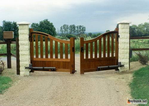 Распашные ворота  какие выбрать для дома, а какие для дачи - фото