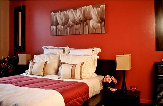 Спальня в красных тонах: правильное использование цвета в интерьере - фото