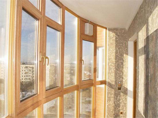 Остекление балкона деревянными рамами: долговечно и экологично - фото