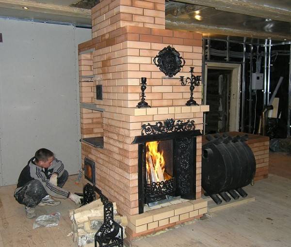 Отопительно-варочная печь с лежанкой для дачи и небольших домов с фото