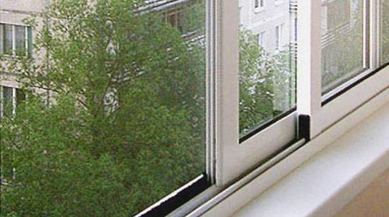 Раздвижные балконные рамы: преимущества и недостатки - фото