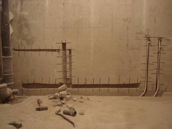 Как осуществляется штробление стен под трубы внутри помещений - фото