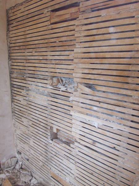 Штукатурка деревянных стен: выбор материала, подготовка стен и процесс штук ... - фото